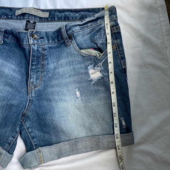 Refuge Distressed Denim Jean Short - Picture 5 of 6